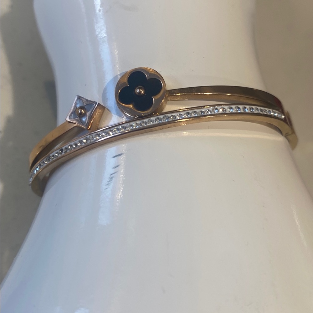 Elegant Rose Gold and Sparkling crystals Women's Bracelet - Picture 5 of 8